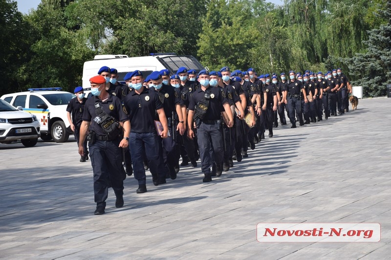 В Николаеве нацгвардейцы торжественно вышли на патрулирование улиц (фоторепортаж)
