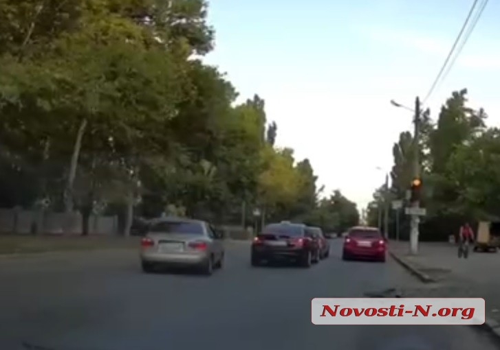 В Николаеве «Ланос» на скорости и по «встречке» проехал на красный напротив школы (видео)