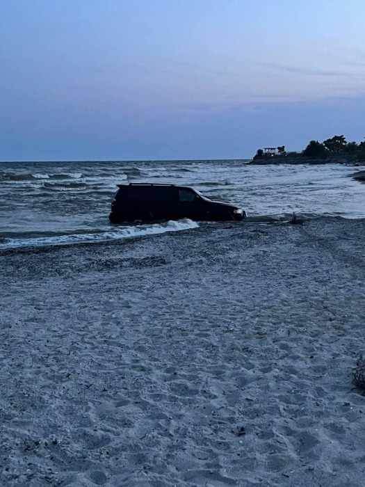 В зоне отдыха Луговое в Николаевской области в море «утонул» джип