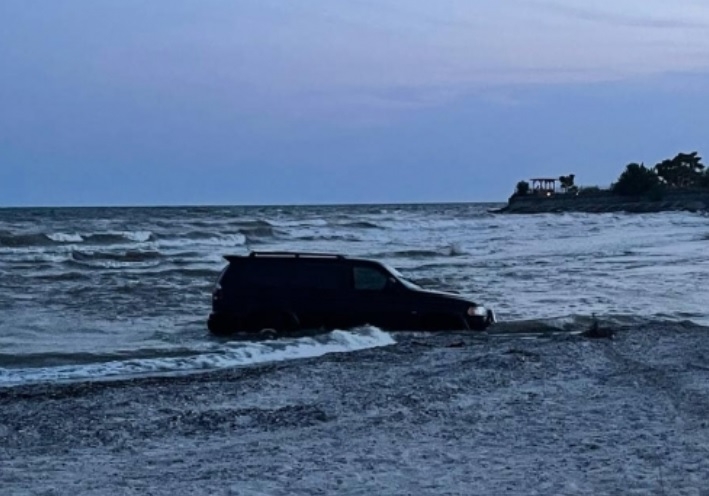 Пассажир «утонувшего» в Луговом внедорожника показал, как авто доставали из моря (видео)