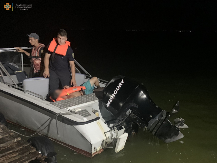 Ночью в Очакове перевернулась лодка — добраться до берега человеку помогли спасатели