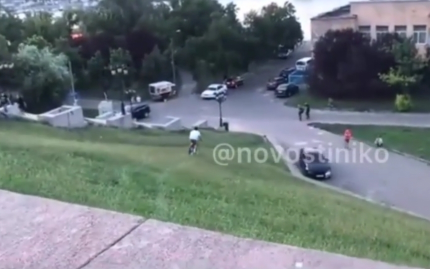 В Николаеве велосипедист неудачно покатался по верхней набережной: слетел на нижнюю и покатился под машину (видео)