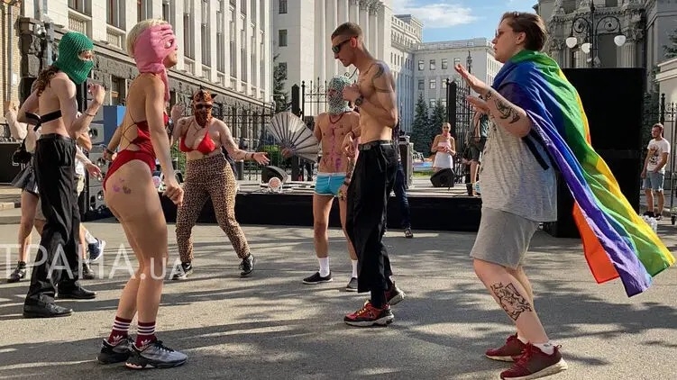 У Офиса Зеленского танцуют полуголые люди: под охраной полиции начался ЛГБТ-рейв (фото, видео)