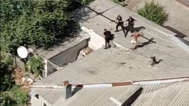 В Харькове неадекват на крыше дома дрался с патрульными: один из полицейских упал вниз