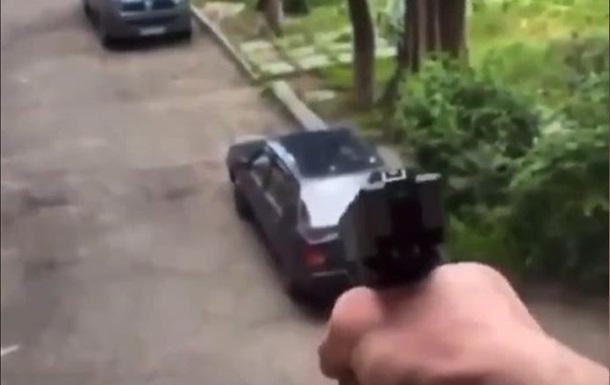 В Киеве мужчина стрелял из окна по прохожим: заявил, что служит Путину