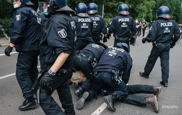 В Берлине на антикарантинном протесте задержали почти 600 человек (видео)