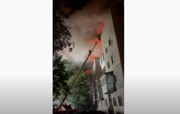 В Запорожье горела многоэтажка, эвакуировали 100 человек (видео)