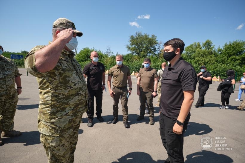 Главнокомандующий запретил чиновникам посещать зону ООС: визит Разумкова на Донбасс отменили