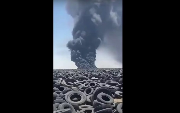 Загорелась крупнейшая в мире свалка покрышек (видео)