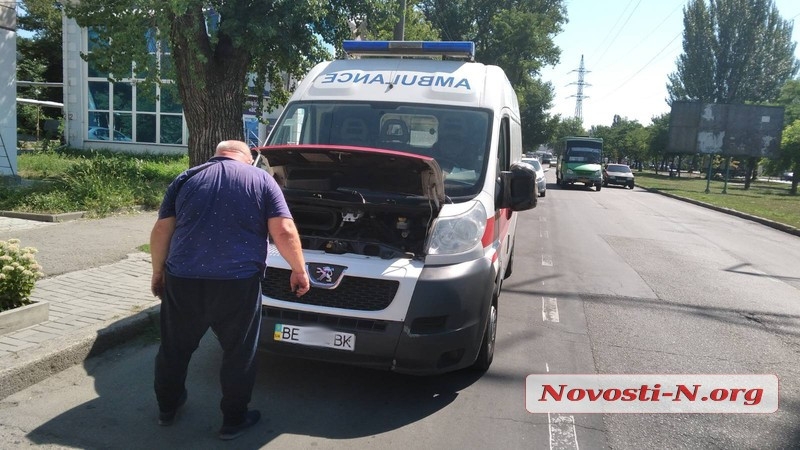 В Николаеве автомобиль скорой помощи врезался в «Опель»