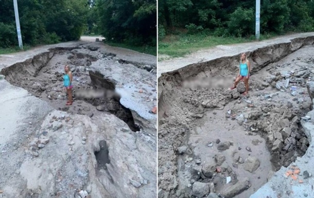 Под Днепром на размытой дороге образовались ямы в человеческий рост (видео)