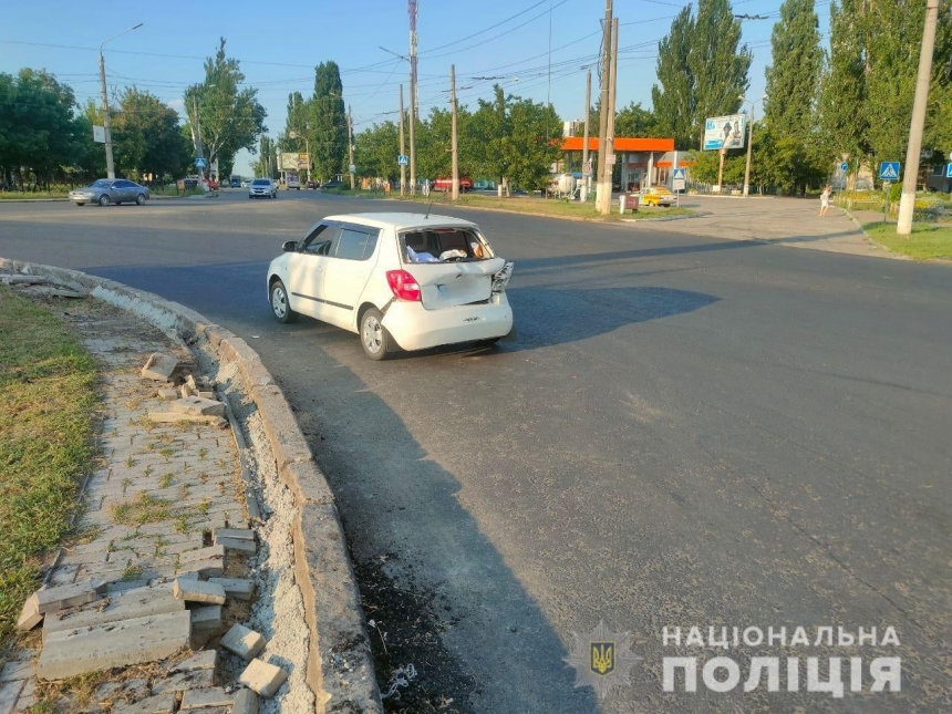 В Николаеве КамАЗ въехал в «Шкоду»: пострадали двое детей