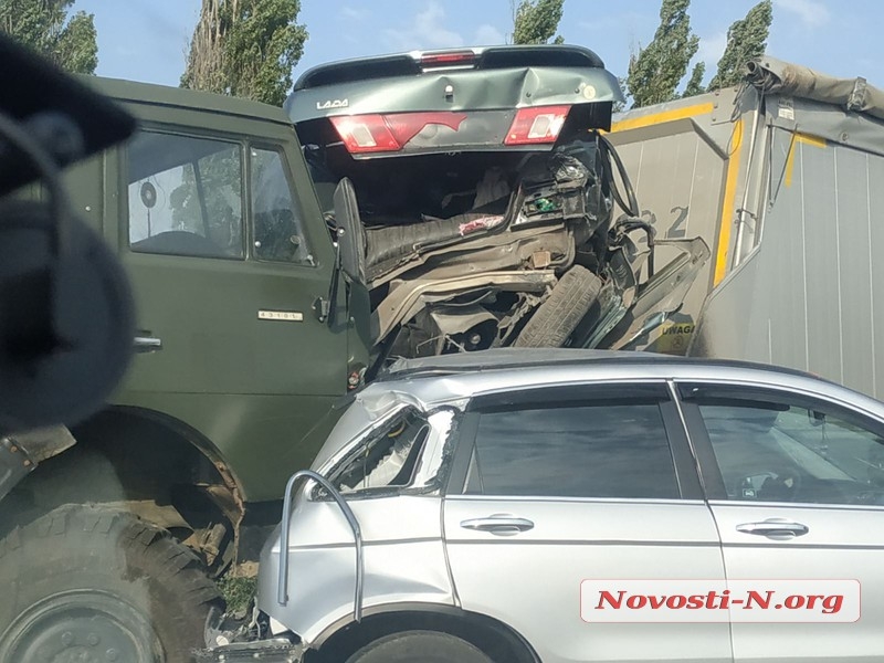 На трассе Николаев – Херсон армейский КамАЗ и фура раздавили между собой два автомобиля
