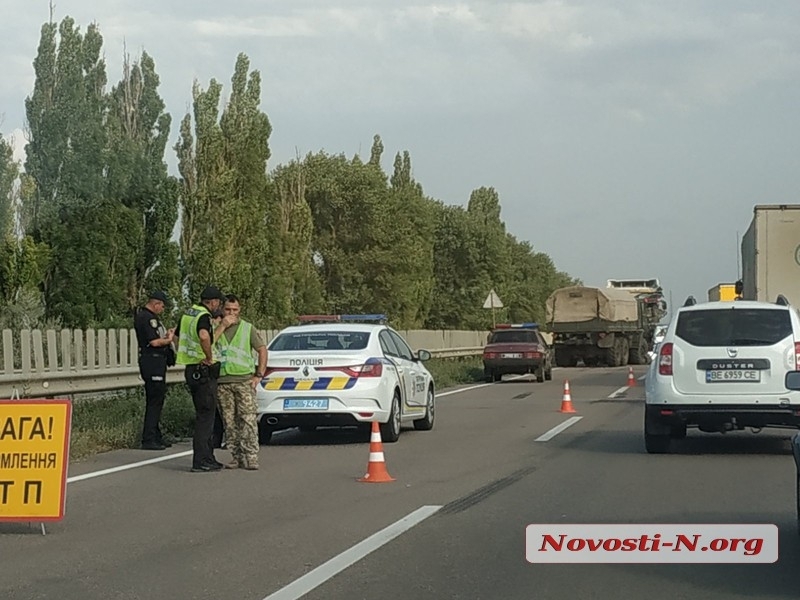 Появились подробности аварии на трассе Николаев – Херсон: армейский КамАЗ врезался в стоящие автомобили