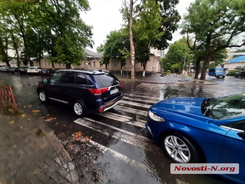 В центре Николаева дама на «Форде» въехала в «Мицубиси»