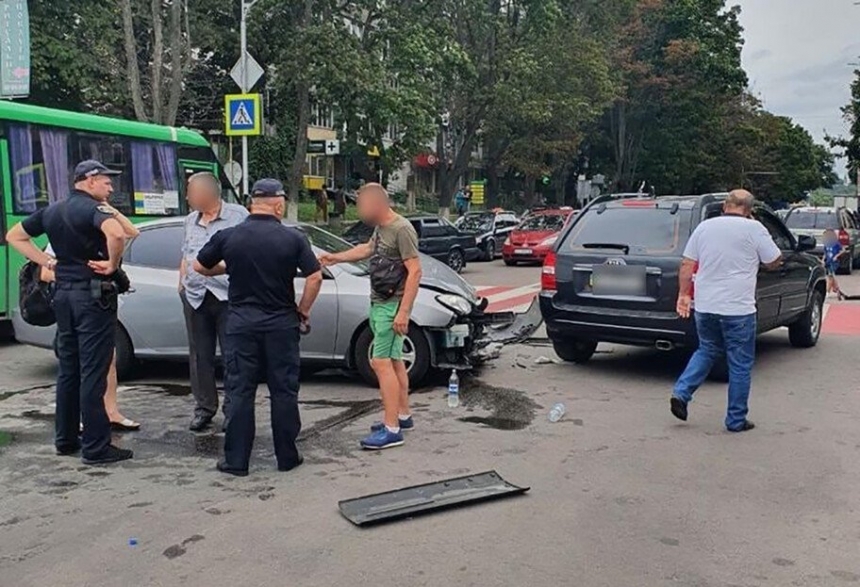 В пригороде Киева водитель сбил велосипедиста, а затем врезался в авто