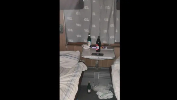 В поезде проводники и полиция не смогли защитить двух девушек от пьяного дебошира