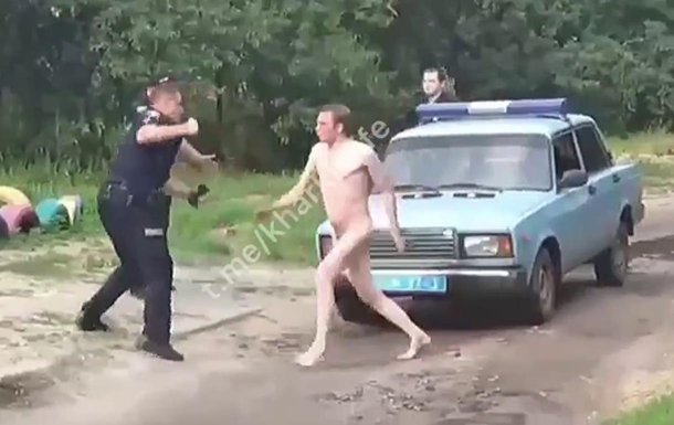В Харьковской области полностью голый мужчина подрался с полицейскими (видео 18+)