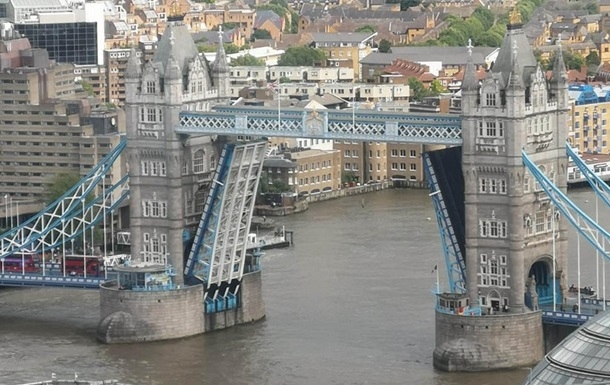 В Лондоне поломался Тауэрский мост (видео)