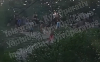 В Киеве дети ромской национальности остановили поезд и закидали окна камнями (видео)
