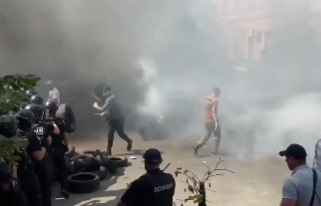 «Нацкорпус» пытался штурмовать Офис президента - идут столкновения с силовиками (видео)