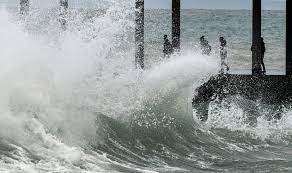 В Китае волна смыла в море отдыхающих на пляже - погибли 10 человек