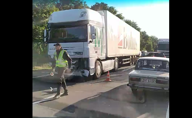 На трассе Николаев-Одесса лобовое ДТП с фурой: легковушка слетела в кювет