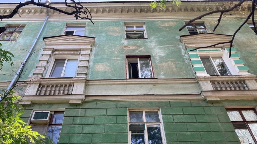 В Николаеве полуторагодовалый мальчик выпал из окна 4-го этажа