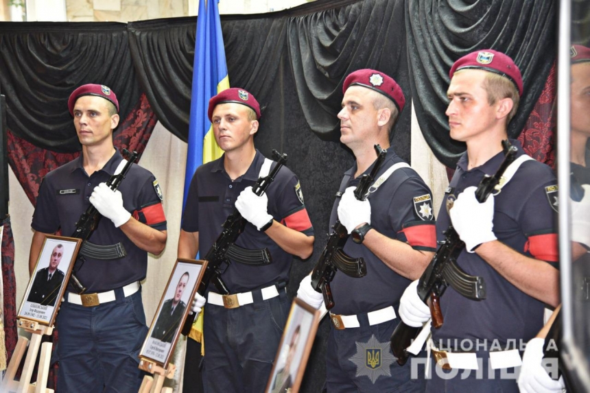 В Одессе простились с тремя полицейскими, погибшими в ДТП (фото)