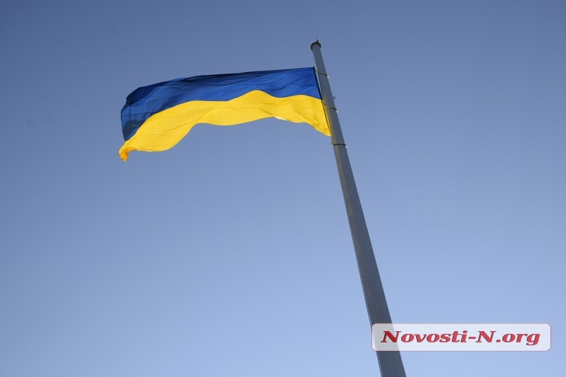 Как в Николаеве поднимали гигантский флаг (фото, видео)