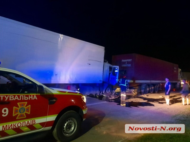 В пробке на въезде в Николаев столкнулись две фуры — погиб водитель