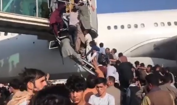 В аэропорту Кабула сотни людей «штурмуют» самолеты (видео)