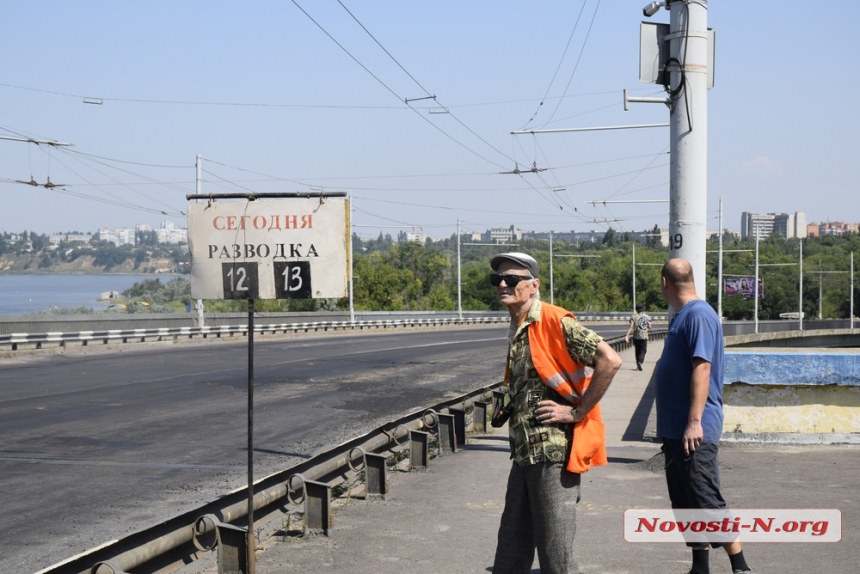 В Николаеве развели мосты — из акватории завода выходит ракетный катер «Прилуки»