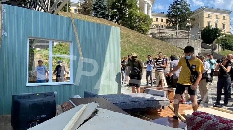 В центре Киева националисты подрались с полицейскими из-за советских автоматов с газводой