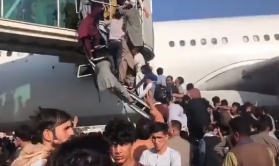 Стрельба и давка: в аэропорту Кабула погибли уже 40 человек