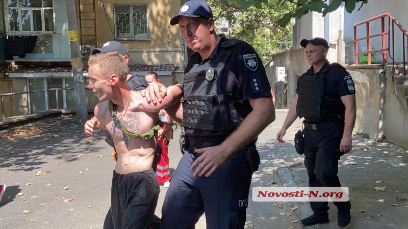 В Николаеве парень с ножом хотел спрыгнуть с балкона: спустя два часа полицейские его сняли с высоты (видео)