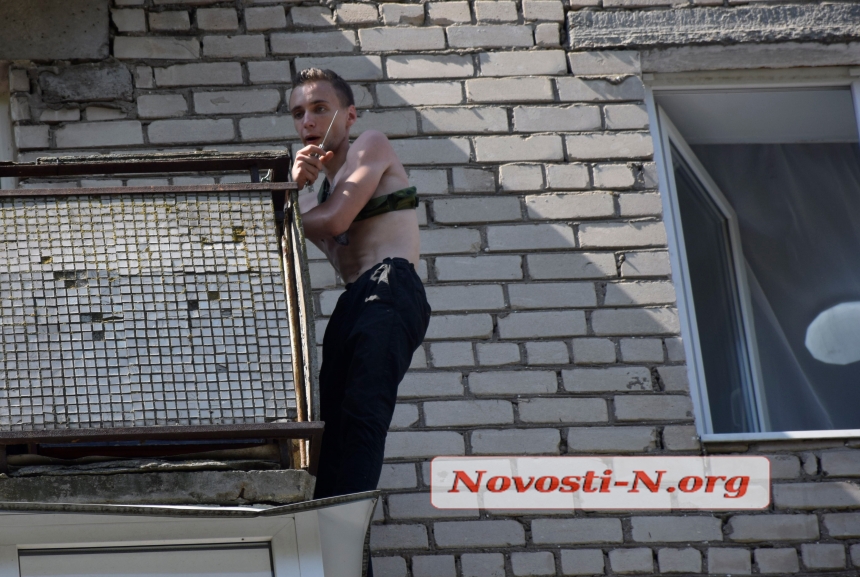 Попытка самоубийства молодого человека в Николаеве – как это было (видео)