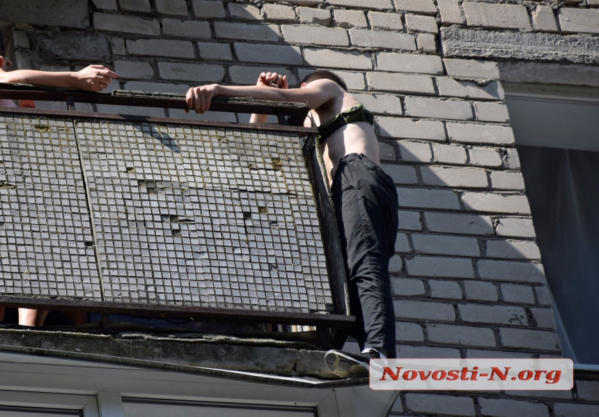 Самые яркие фото спасения молодого человека в Николаеве, пытавшегося покончить с собой