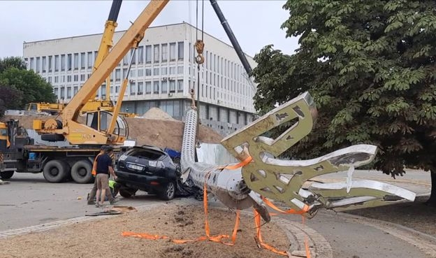 В Херсоне 70-метровый флагшток для «самого большого флага» рухнул на «Лексус»