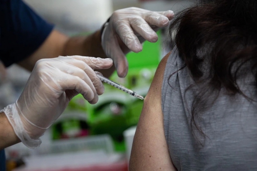 Ученые исследуют связь редкого заболевания с прививкой вакциной Moderna