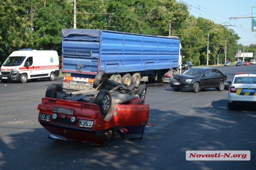 В Николаеве столкнулись четыре автомобиля — ВАЗ перевернулся, пострадали два человека