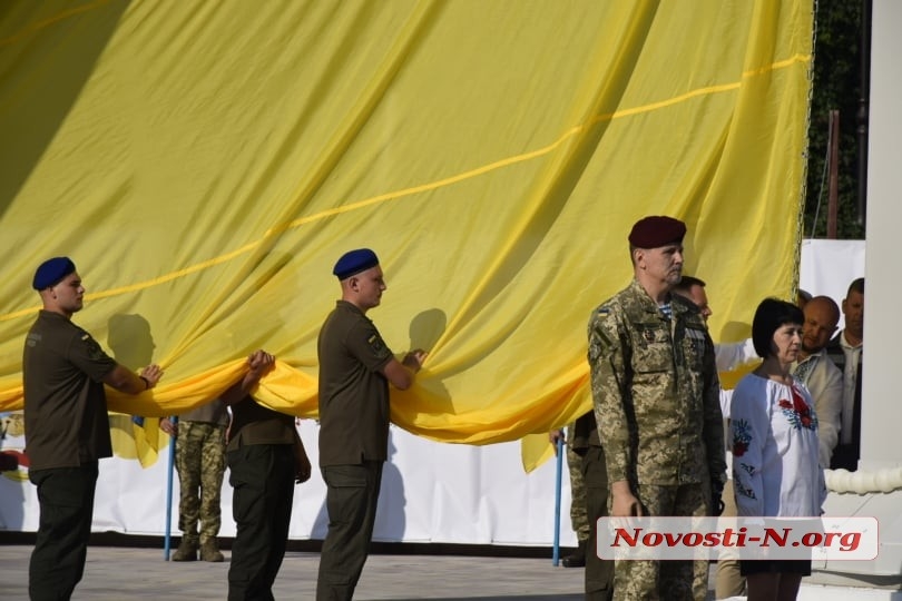 В Николаеве подняли гигантский флаг Украины (видео)
