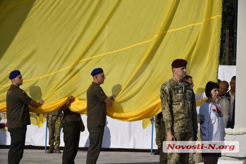 В Николаеве подняли гигантский флаг Украины (видео) В Николаеве подняли гигантский флаг Украины (видео)