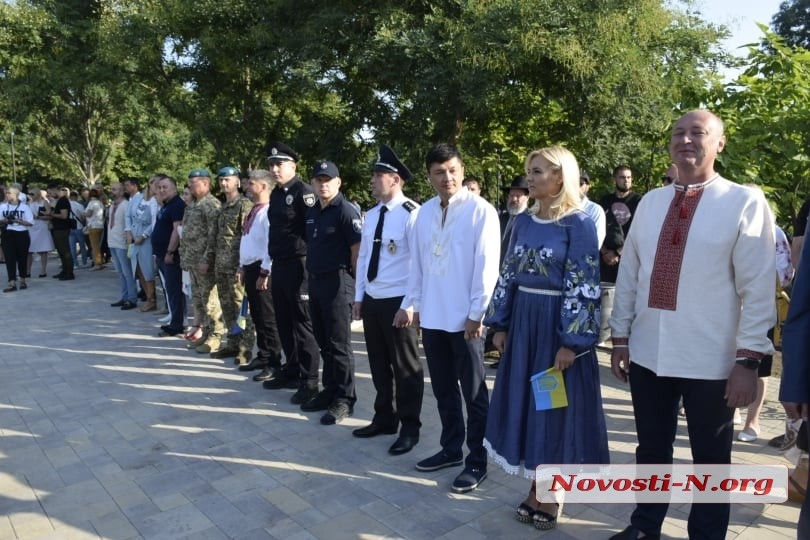 В Николаеве подняли гигантский флаг Украины (видео) В Николаеве подняли гигантский флаг Украины (видео)