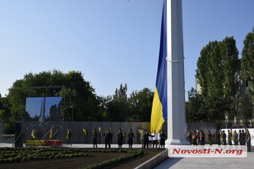 В Николаеве подняли гигантский флаг Украины (видео) В Николаеве подняли гигантский флаг Украины (видео)