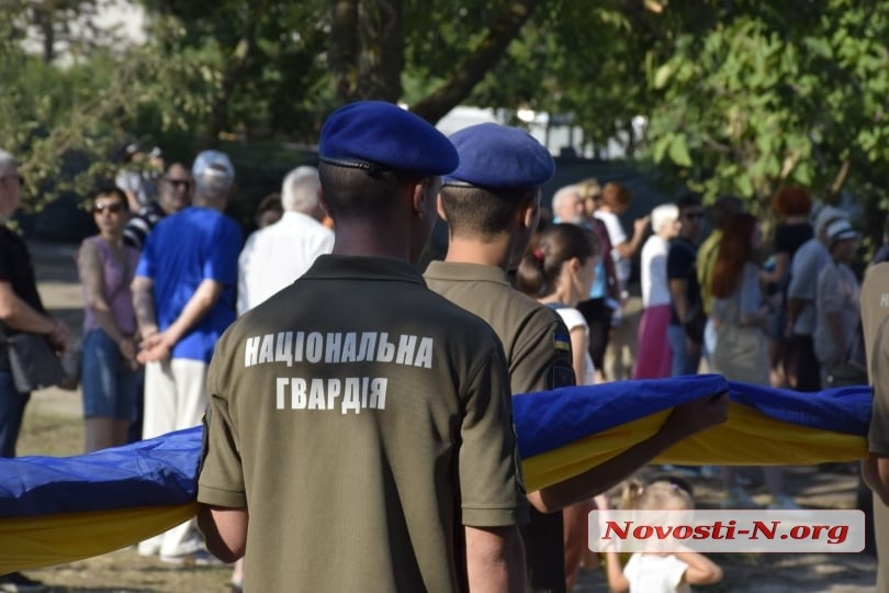 В Николаеве подняли гигантский флаг Украины (видео) В Николаеве подняли гигантский флаг Украины (видео)