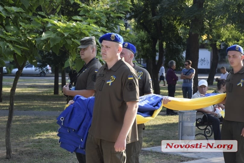 В Николаеве подняли гигантский флаг Украины (видео) В Николаеве подняли гигантский флаг Украины (видео)