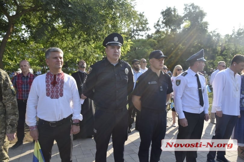 В Николаеве подняли гигантский флаг Украины (видео) В Николаеве подняли гигантский флаг Украины (видео)