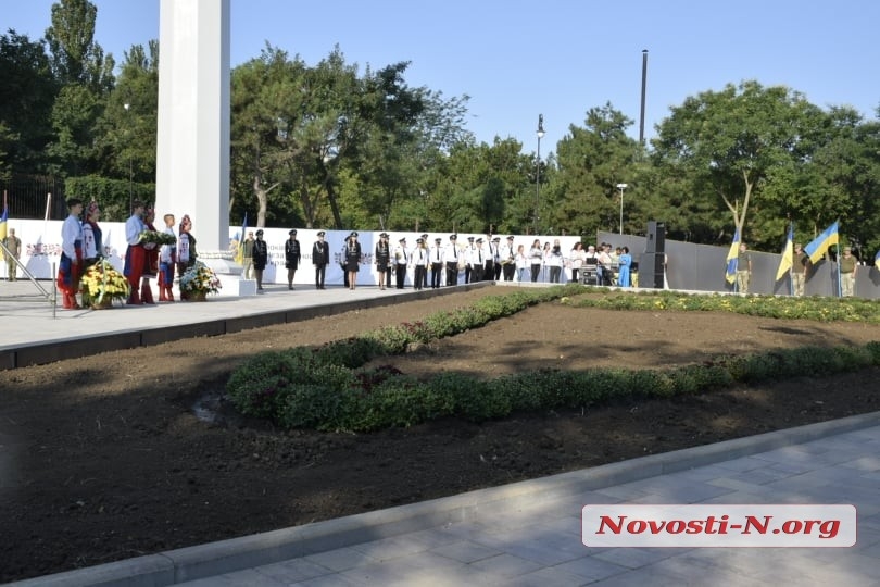 В Николаеве подняли гигантский флаг Украины (видео) В Николаеве подняли гигантский флаг Украины (видео)