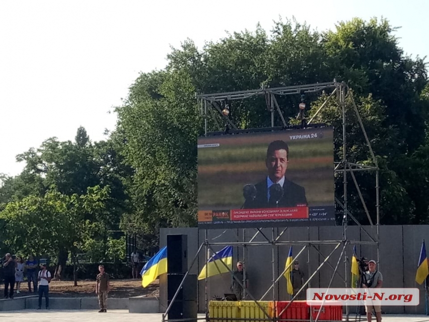 В Николаеве подняли гигантский флаг Украины (видео) В Николаеве подняли гигантский флаг Украины (видео)